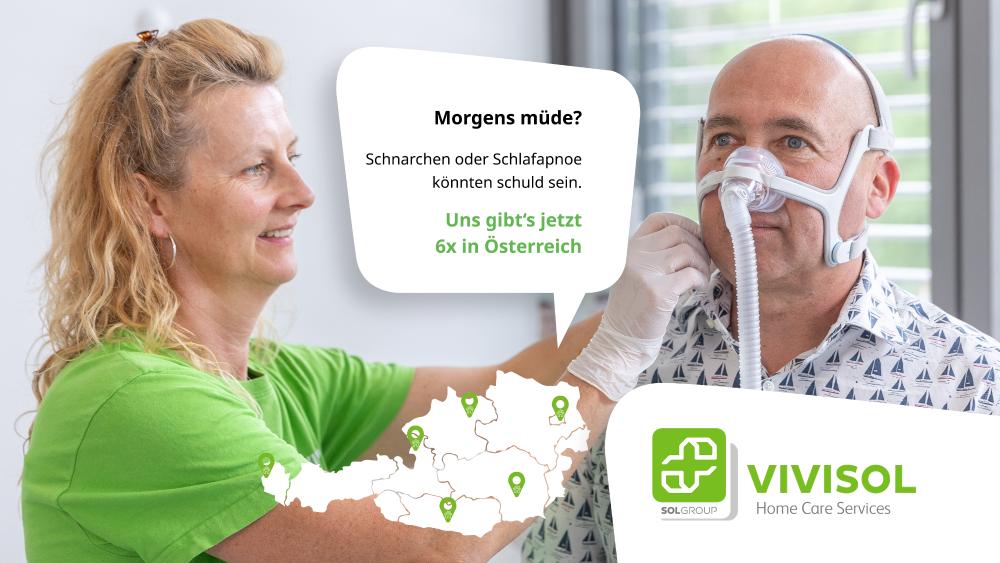 Ein Werbemotiv, das eine VIVISOL-Mitarbeiterin zeigt, die einem männlichen Patienten eine CPAP-Maske anpasst. Eine Sprechblase stellt die Frage: "Morgens müde? Schnarchen oder Schlafapnoe könnten schuld sein." Das Bild enthält die Information "Uns gibt's jetzt 6x in Österreich" und eine stilisierte Karte von Österreich.