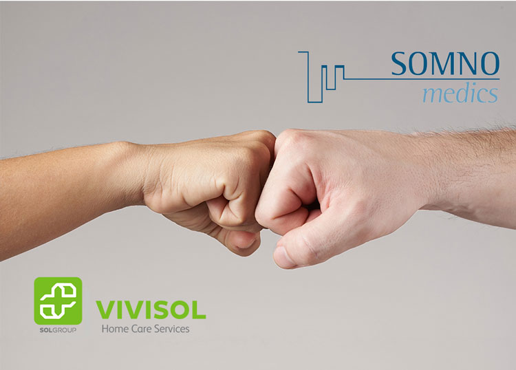Zwei Fäuste, eine helle und eine dunkle Hautfarbe, stoßen im Stil eines "Fist Bumps" zusammen und symbolisieren Zusammenhalt und Partnerschaft. Über den Fäusten sind die Logos von SOMNOmedics und VIVISOL platziert, was die strategische Kooperation der beiden Unternehmen in der Schlafdiagnostik hervorhebt.