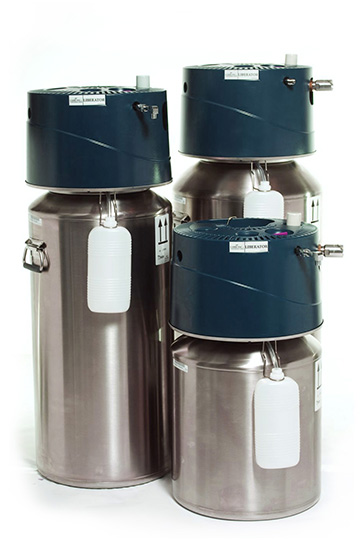 Eine Gruppe von großen, silbernen, stationären Flüssigsauerstoff-Behältern (Liberator), die als Lager für die Heimversorgung dienen. Die robusten Behälter gewährleisten die kontinuierliche Sauerstofflieferung im häuslichen Umfeld.