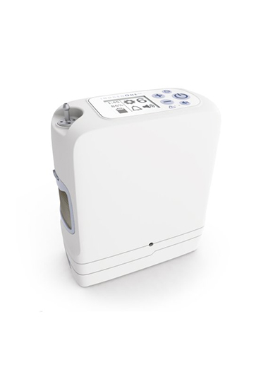 Der weiße, Inogen One G5 Sauerstoffkonzentrator in kompakter, tragbarer Bauweise. Das Bild zeigt das moderne Design und die Bedienelemente des Geräts, das Patienten mit hohem Sauerstoffbedarf maximale Unabhängigkeit ermöglicht.