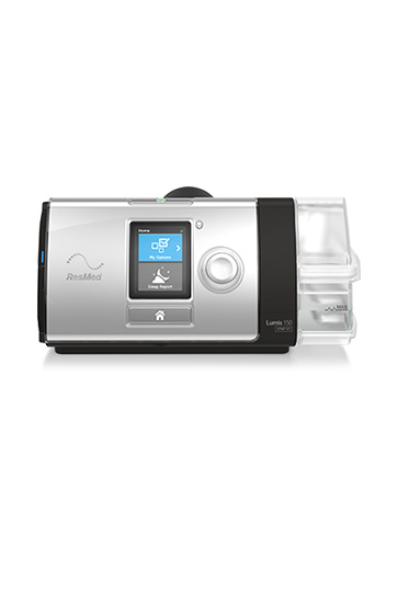 Das moderne, silber-schwarze Beatmungsgerät Lumis 150 von ResMed (VPAP ST). Das Gerät verfügt über einen integrierten Warmluftbefeuchter und ein Display mit Menüauswahl, was seine Eignung für eine komfortable und präzise BiLevel ST-Therapie zu Hause symbolisier