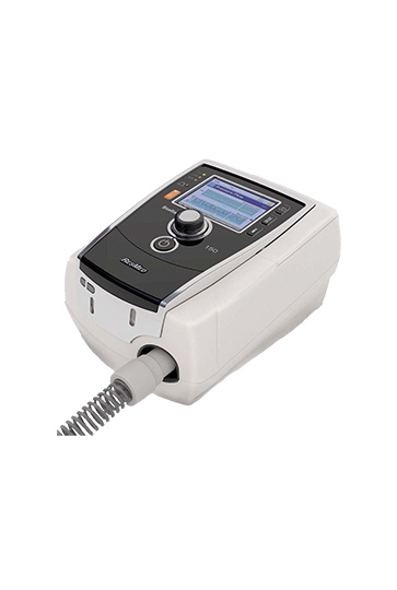 Das kompakte, weiß-schwarze Beatmungsgerät Stellar™ 150 von ResMed. Es ist ein fortschrittliches Gerät für die Heimbeatmung (NIV), das eine hohe Leistungsfähigkeit und Technologien wie iVAPS für die individuelle Patientenversorgung bietet.