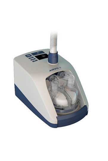 Das kompakte, weiß-blaue myAIRVO™ 2 High-Flow-Therapiegerät. Es verfügt über einen integrierten Wassertank zur aktiven Befeuchtung und ist für die nasale Insufflationstherapie zur Reduzierung der Atemarbeit konzipiert.