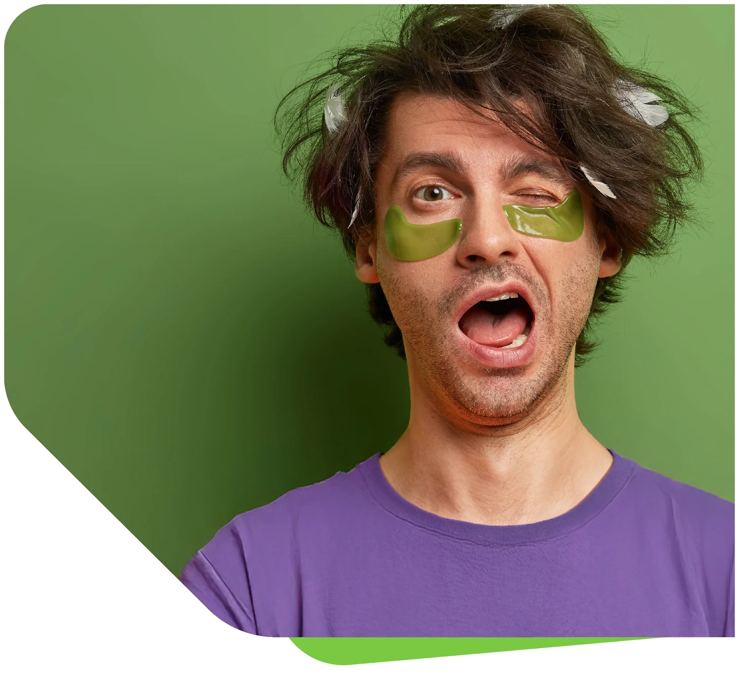 Ein Mann mit zerzausten Haaren und Augenpads gähnt weit und kneift ein Auge zu. Das Bild symbolisiert die chronische Tagesmüdigkeit und fehlende Erholung, die häufige Symptome von Schlafapnoe oder nächtlichen Atemaussetzern sind.